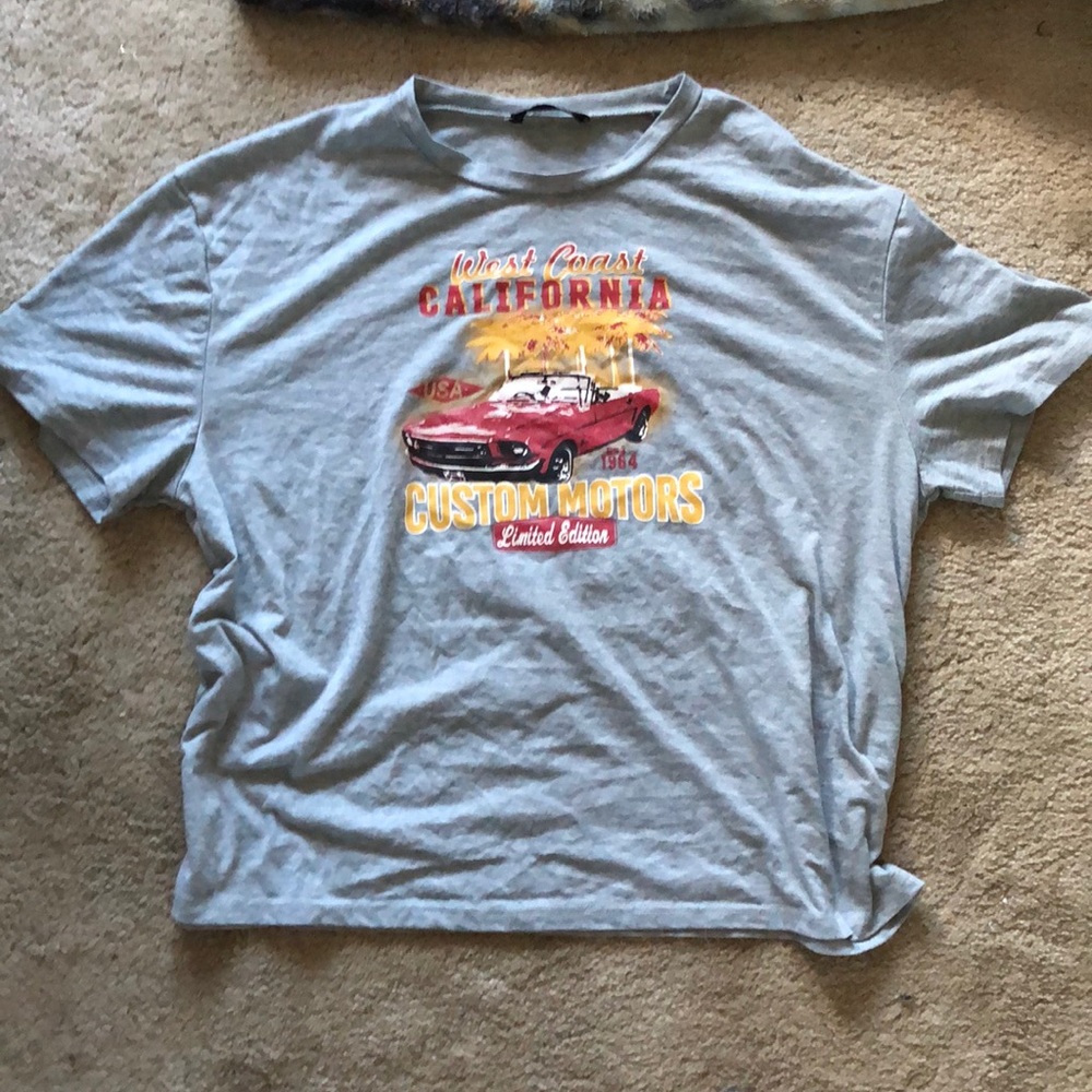 Women’s 2XL short sleeve shirt.